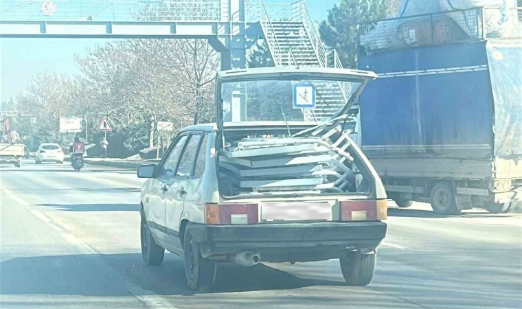 Otomobilin bagajındaki düzensiz yüklerle trafiği tehlikeye attı