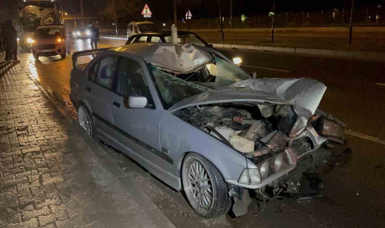 Otomobilin çarpmasıyla yaklaşık 100 metre savrulan yaya hayatını kaybetti