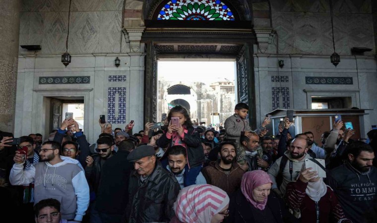 Özgür Suriyede ilk cuma namazı Emevi Camiinde kılındı