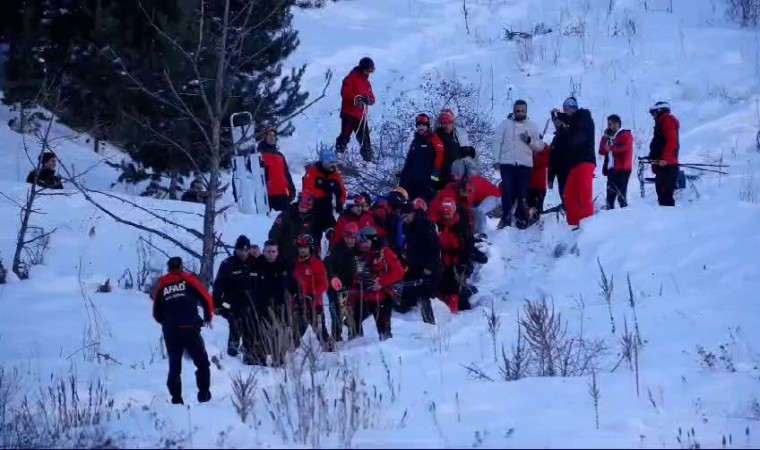 Palandöken Kayak Merkezinde çığ düştü. 3 kişinin kurtarıldığı, 2 kişinin çığ altında kaldığı ve AFAD ekiplerinin olay yerine geldiği öğrenildi.