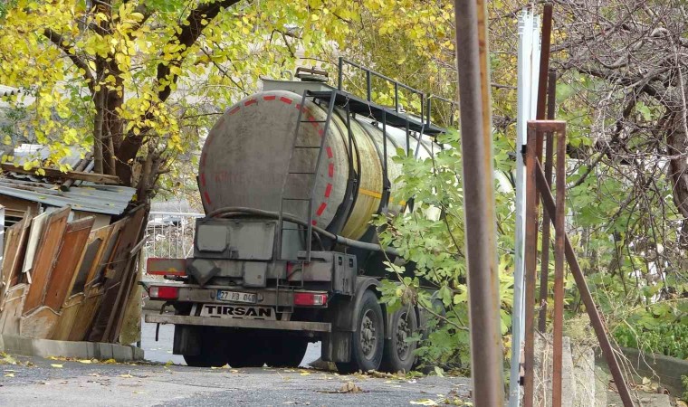 Pendikte bariyerlere çarpan tankerden tuz ruhu döküldü