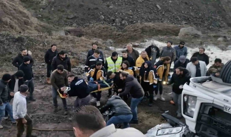 Pirinç yüklü tır şarampole devrildi: Kabinde sıkışan yaralılar için ekipler seferber oldu