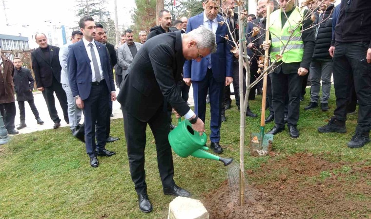 Sağlık Bakanı Prof. Dr. Kemal Memişoğlu, Bilecikte fidan dikti