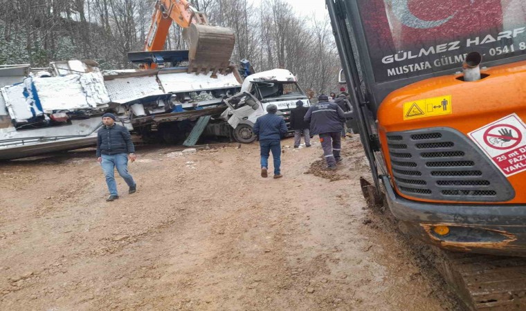 Sakaryada feci kaza: Taş kırma makinesi, tırın kupasına devrildi