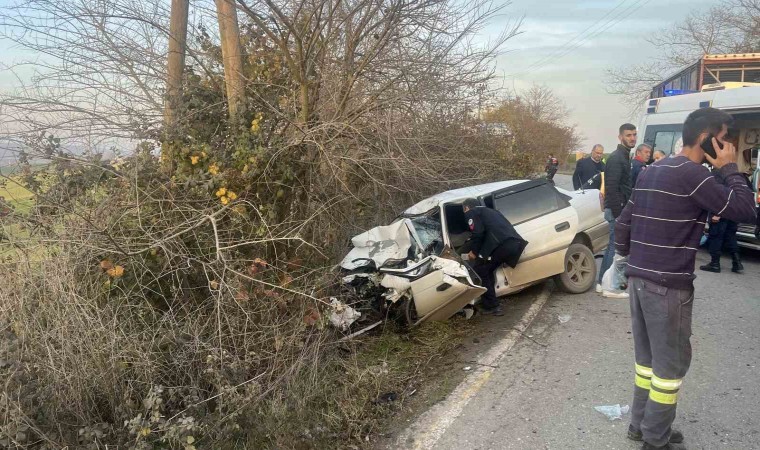 Sakaryada kamyon ile otomobil çarpıştı: 2 ağır yaralı