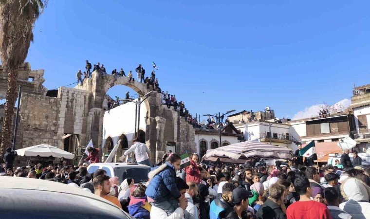 Şamdaki tarihi Emevi Camiinin zincirleri kırıldı