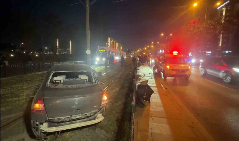 Samsunda çarpışan iki otomobilden biri tramvay yoluna daldı: 1 yaralı