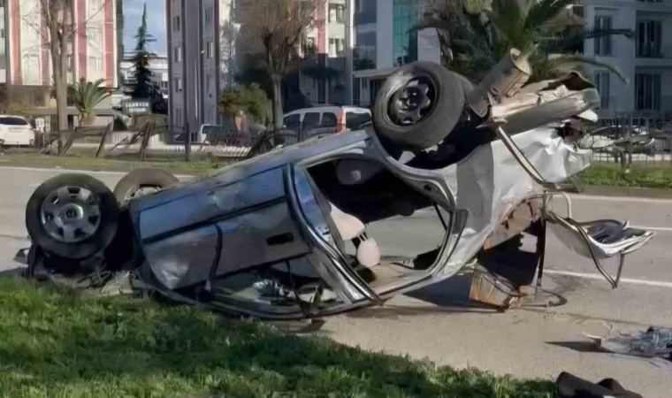 Samsunda otomobili demir korkuluklara çaptı: 2 yaralı