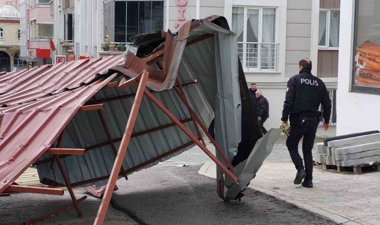 Samsunda şiddetli lodostan çatılar uçtu