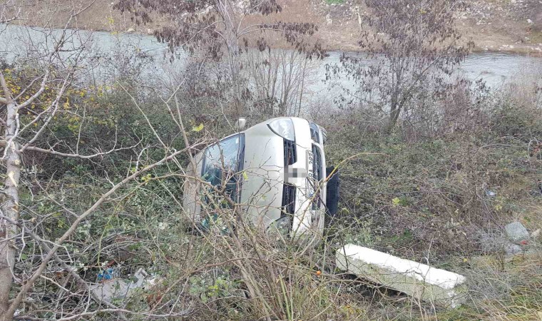 Şarampole uçan otomobildeki öğretim görevlisi yaralandı