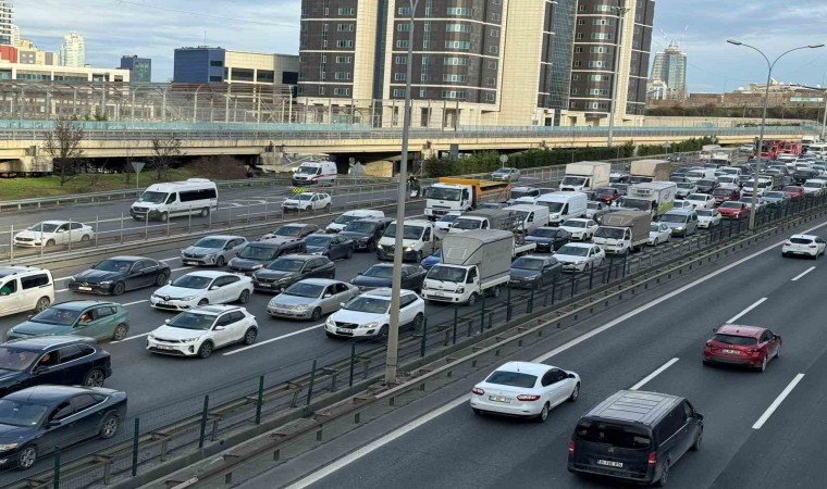 Sarıyer Seyrantepede TEM otoyolunda okul servisi devrildi. Olay yerine çok sayıda itfaiye, polis ve sağlık ekibi sevk edildi.