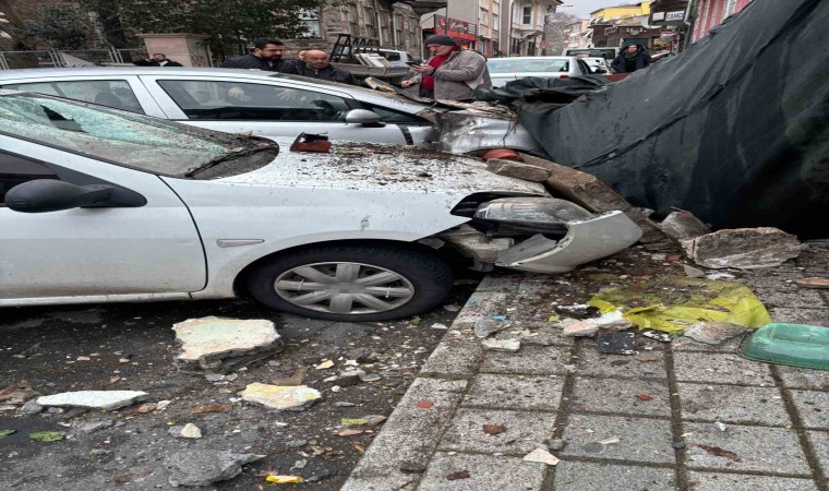 Sarıyerde metruk binanın balkonu çöktü: İki araç hasar gördü