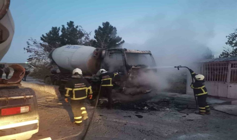 Seyir halindeki beton mikseri alev alev yandı