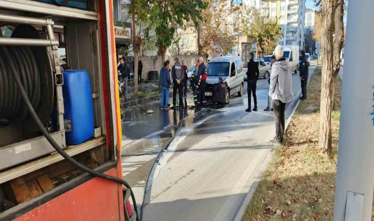 Seyir halindeyken yanan otomobili itfaiye söndürdü