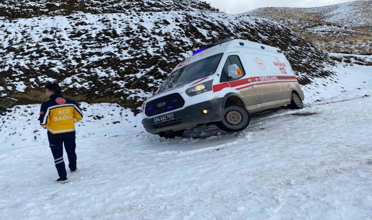 Siirtte karda mahsur kalan ambulans, İl Özel İdaresi ekiplerince kurtarıldı