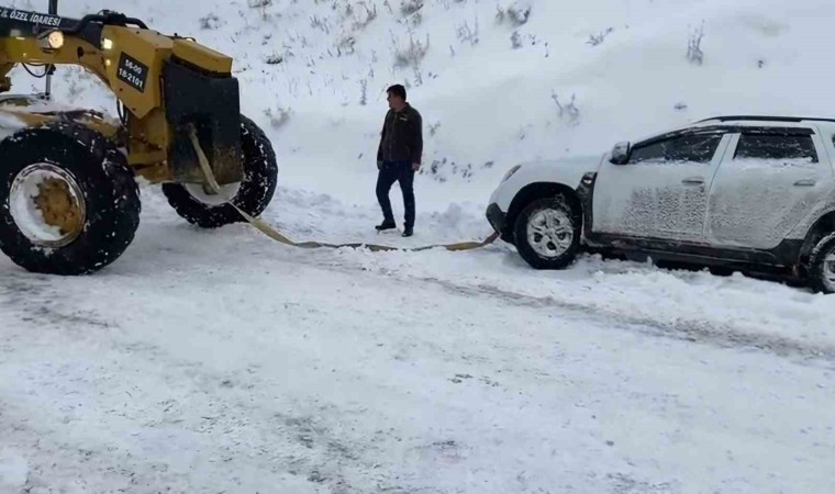 Siirtte yoğun kar yağışı nedeniyle kapanan yol ulaşıma açıldı