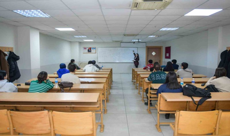 Sınav yolunda gençlere Esenyurt Belediyesinden eğitim desteği