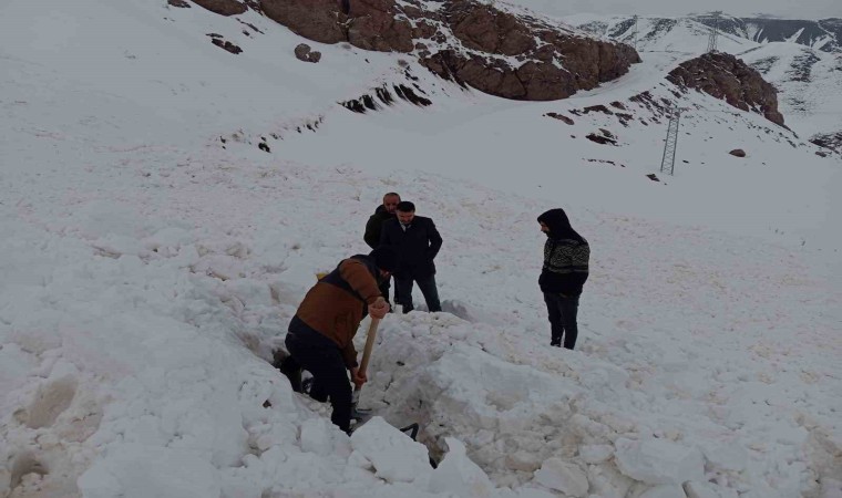 Şırnakta kepçe operatörünün ölümden döndüğü çığ anı kamerada