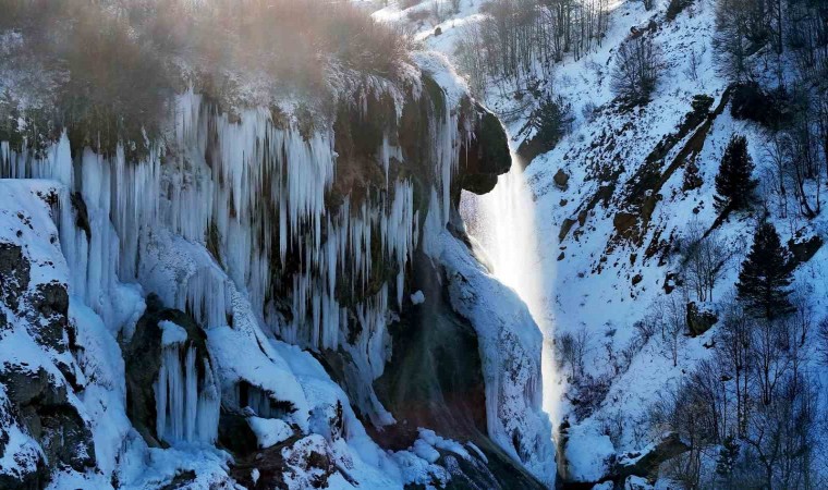 Sivasta hayat dondu, ünlü şelalede dev buz sarkıtları oluştu