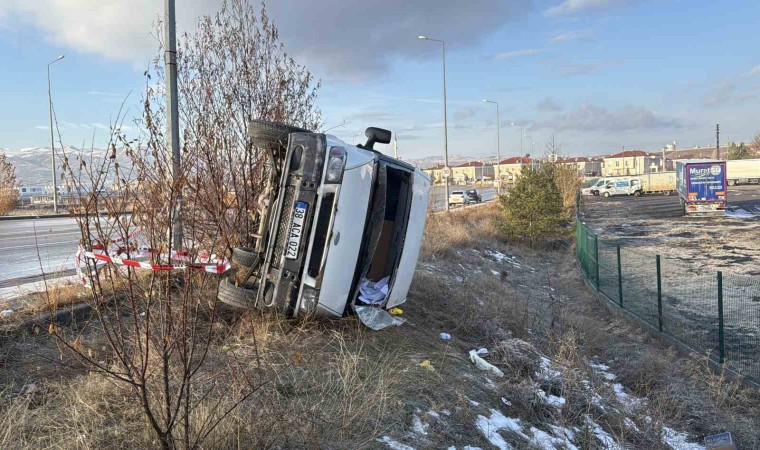 Su yüklü minibüs yan yattı, kazada sürücü yaralandı