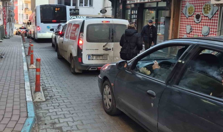 Süleymanpaşanın dar sokaklarında trafik çileye dönüşüyor