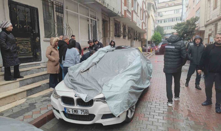 Sultangazide üzerine çakıldığı otomobilin cam tavanı kırılınca içine düştü