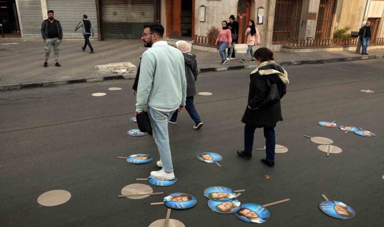 Suriyede Esadın posterleri ayaklar altında