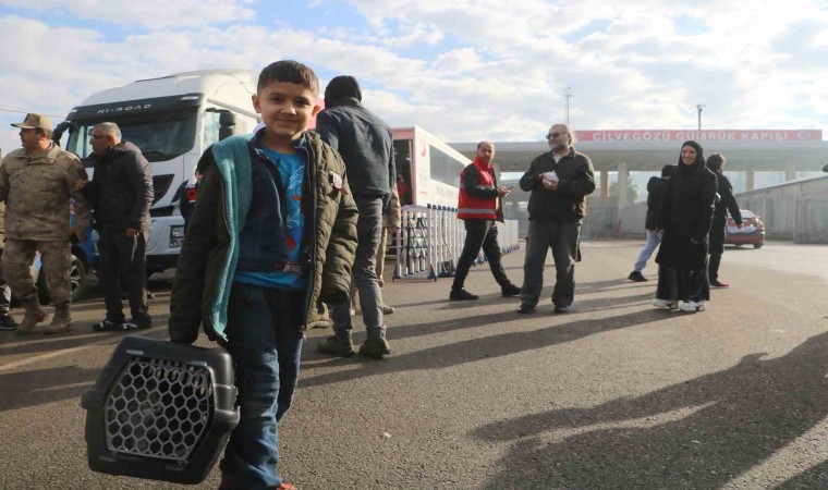 Suriyeli Ahmet kedisi Esmer ile memleket yolunda