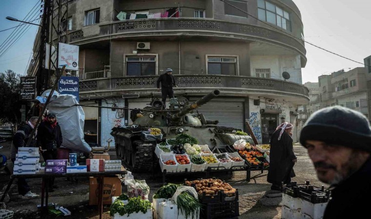 Suriyeli esnaf Esadın bomba yağdırdığı tankı manav tezgahına çevirdi