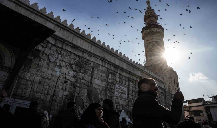 Suriyeliler Esad sonrası ilk cuma namazı için Emevi Camiine akın etti