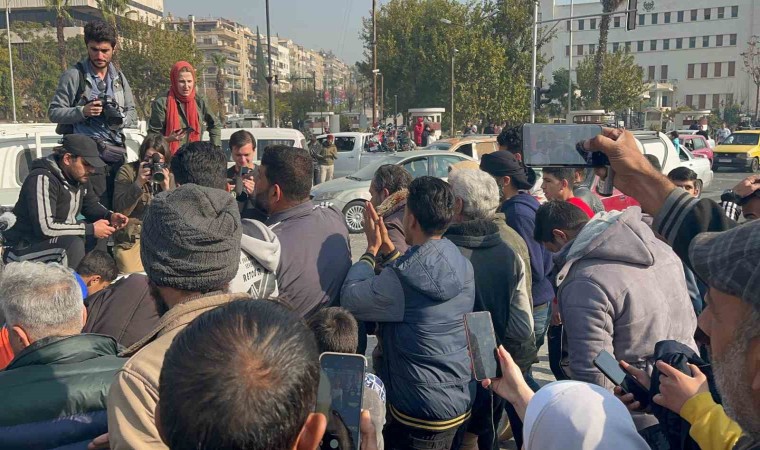 Suriyeliler Esadın heykelini parçalayıp, sürükledi