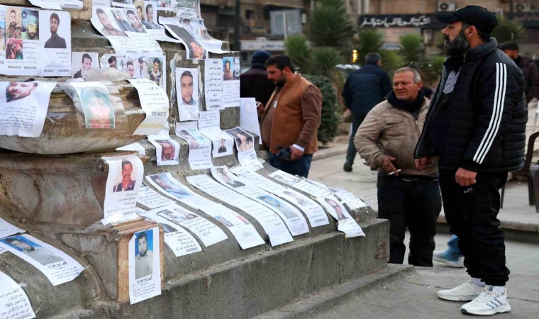 Suriyeliler, Merce Meydanına astıkları fotoğraflarla yakınlarını arıyor