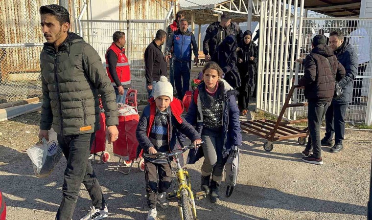 Suriyeliler ülkelerine dönmenin heyecanını yaşıyor