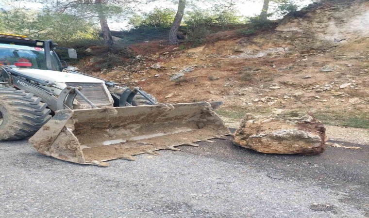 Tarsusta yola düşen kayaları belediye kaldırdı