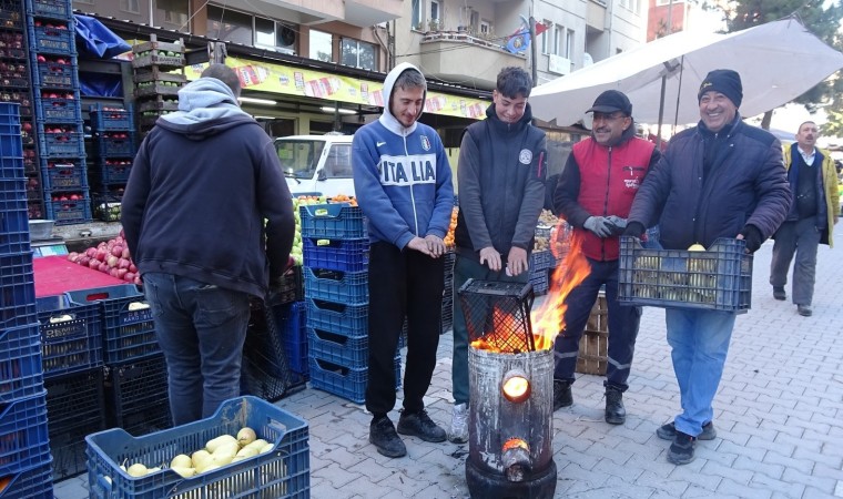 Tavşanlı pazarcıları soğuğa meydan okuyor