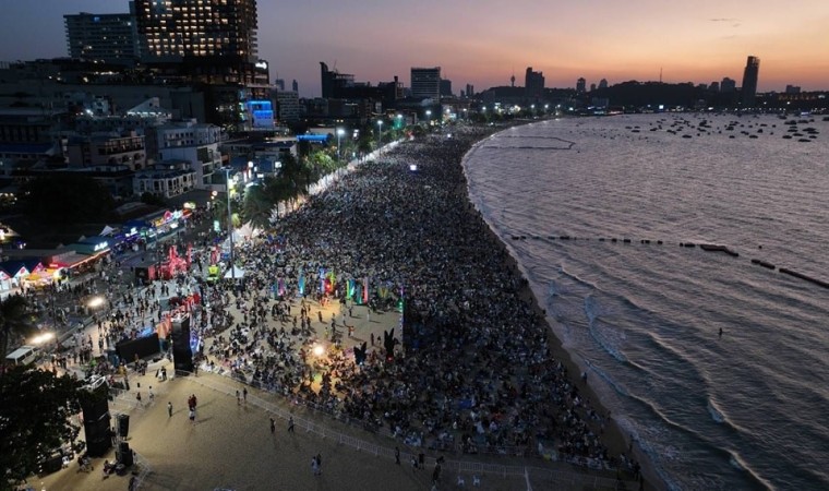 Taylandda havai fişek festivali, karanlığı renklendirdi