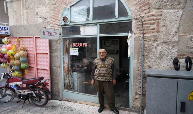 Teknolojiye aldırış etmeyen berber