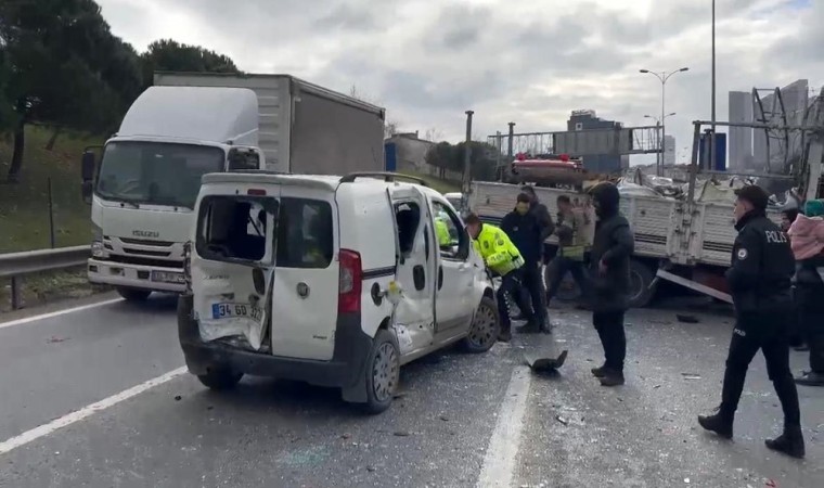 TEM otoyolu Haramidere bağlantısında 6 araçlı zincirleme kaza: 8 yaralı