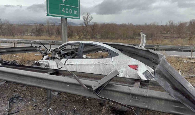 TEMde bariyerlere ok gibi saplanan aracın motoru ve tavanı koptu