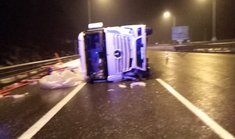 TEMde devrilen tırın dorsesindeki malzemeler yola saçıldı