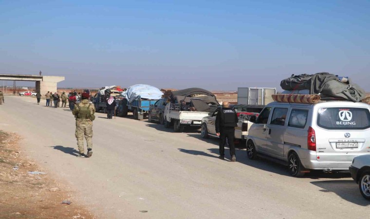 Terör örgütü PKK/YPGden temizlenen Tel Rıfatta 8 yıl mahsur kalan Suriyeliler Afrine doğru yola çıktı