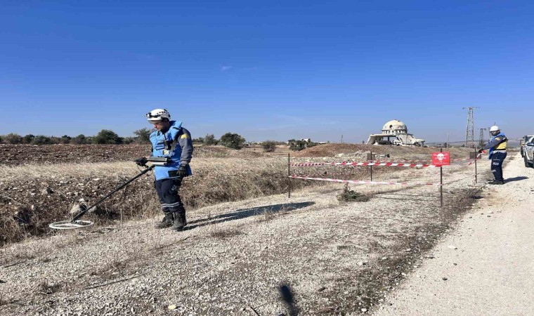 Terör örgütü PKK/YPGnin Tel Rıfatta yollara döşediği bombalar temizleniyor