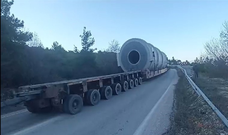 Tokat-Niksar yolunda sıkışan tır nedeniyle trafik 1 saat durdu