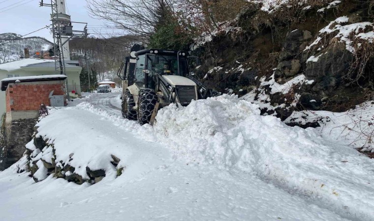 Trabzonda kar nedeniyle kapanan mahalle yolları açılıyor