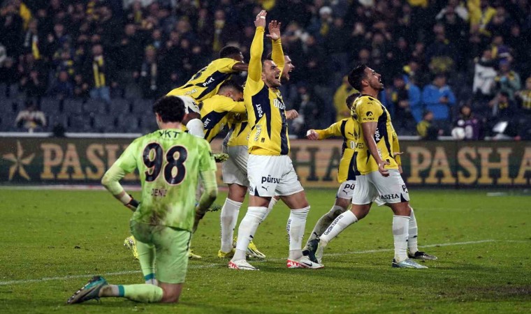 Trendyol Süper Lig: Fenerbahçe: 1 - Başakşehir: 0 (İlk yarı)