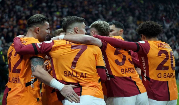 Trendyol Süper Lig: Galatasaray: 2 - Trabzonspor: 1 (İlk yarı)