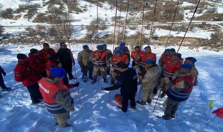 Tuncelide jandarmaya çığda arama kurtarma eğitimi verildi