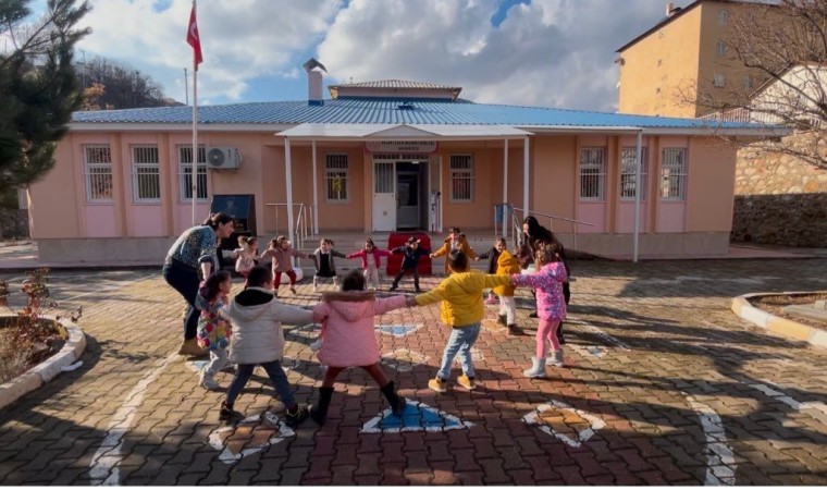 Tuncelide okul bahçeleri şenlik alanına döndü