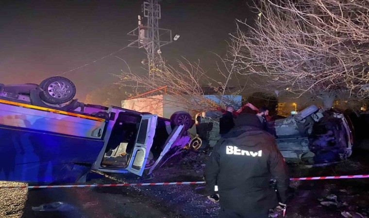 Turgutluda feci kaza... Hafif ticari araç ile işçi taşıyan kamyonet çarpıştı: 1i ağır 6 yaralı