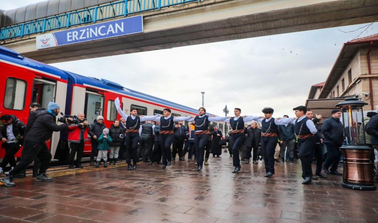 Turistik Doğu Ekspresine Erzincanda sıcak karşılama